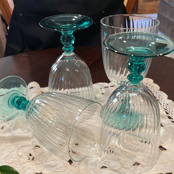 Vintage turquoise, green goblet stem with clear clear swirl goblet . - Picture 4 of 8